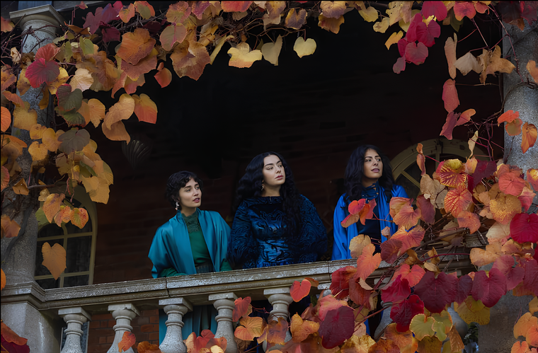 Kerena Jagpal, Charli XCX y Olivia D'Lima en 100 Nights of Hero. Kerena Jagpal, Charli XCX y Olivia D'Lima en 100 Nights of Hero.