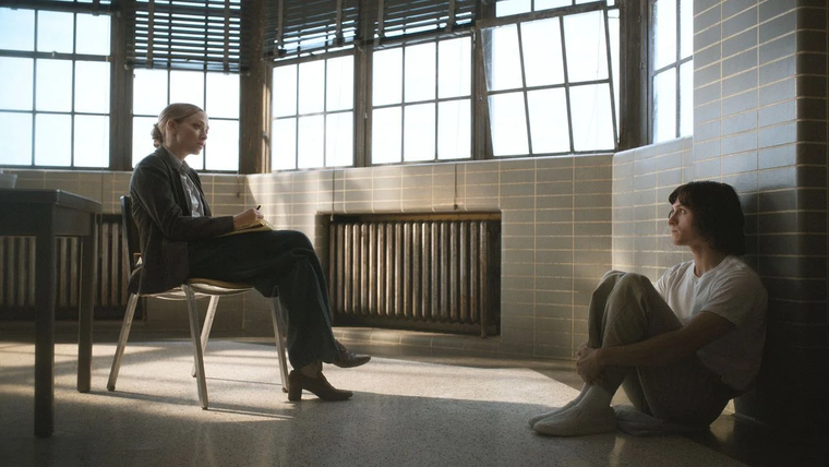 Amanda Seyfried y Tom Holland se lucen en esta historia basada en hechos reales que cuenta con un ritmo lento pero certero, que convencerá al espectador desde el primer episodio. Amanda Seyfried y Tom Holland se lucen en esta historia basada en hechos reales que cuenta con un ritmo lento pero certero, que convencerá al espectador desde el primer episodio.