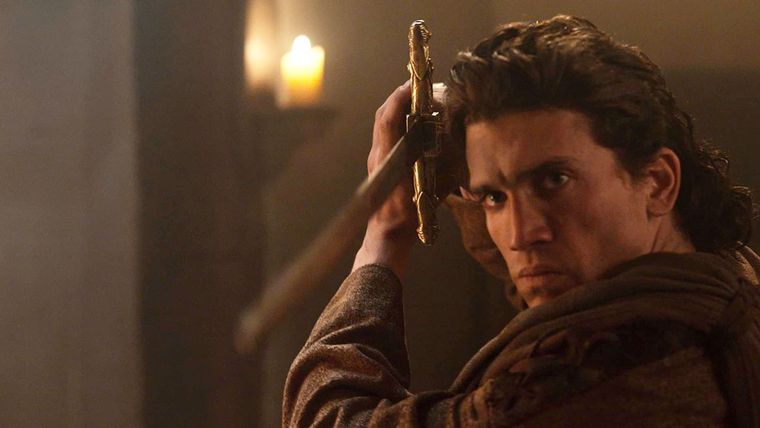 Ruy blande su espada y se prepara para el combate.