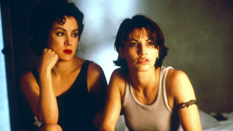 Jennifer Tilly y Gina Gershon son las protagonistas de Cómplices. Jennifer Tilly y Gina Gershon son las protagonistas de Cómplices.