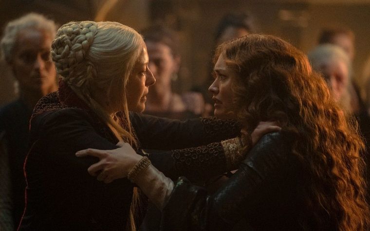 Emma D'Arcy y Olivia Cooke como Rhaenyra Targaryen y Alicent Hightower. Emma D'Arcy y Olivia Cooke como Rhaenyra Targaryen y Alicent Hightower. 