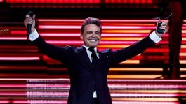 Luis Miguel sufrió un pequeño accidente en vivo. Luis Miguel sufrió un pequeño accidente en vivo.