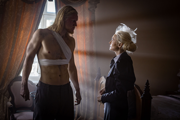 En nombre del honor se encuentra disponible en Prime Video y tiene una duración de 85 minutos. En nombre del honor se encuentra disponible en Prime Video y tiene una duración de 85 minutos. 