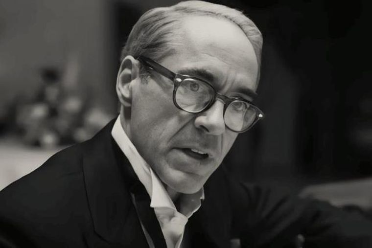 Robert Downey Jr. también brinda una actuación destacada como Lewis Strauss. Robert Downey Jr. también brinda una actuación destacada como Lewis Strauss. 