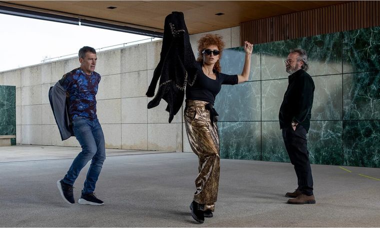 Protagonizada por Antonio Banderas, Penélope Cruz y Oscar Martínez. Protagonizada por Antonio Banderas, Penélope Cruz y Oscar Martínez.