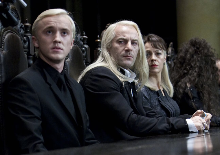Jason Isaacs junto a Tom Felton y Helen McCrory, quienes interpretaron a Draco y Narcisa Malfoy Jason Isaacs junto a Tom Felton y Helen McCrory, quienes interpretaron a Draco y Narcisa Malfoy 