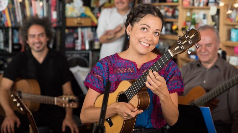 Foto: Natalia Lafourcade en Tiny Desk. Fuente: NPR