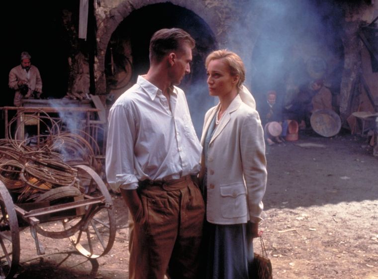 Ralph Fiennes y Kristin Scott Thomas protagonizan El paciente inglés (1996). Ralph Fiennes y Kristin Scott Thomas protagonizan El paciente inglés (1996).
