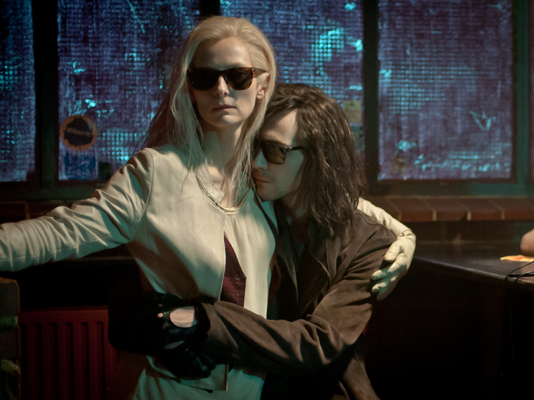 Tilda Swinton y Tom Hiddleston como amantes vampiros