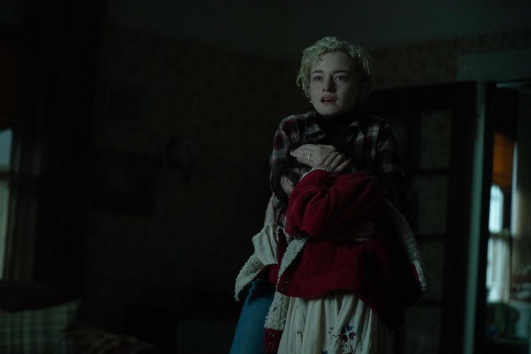 wolf-man-hombre-lobo-2025-julia-garner
