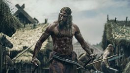 Alexander Skarsgård se luce en el rol principal.