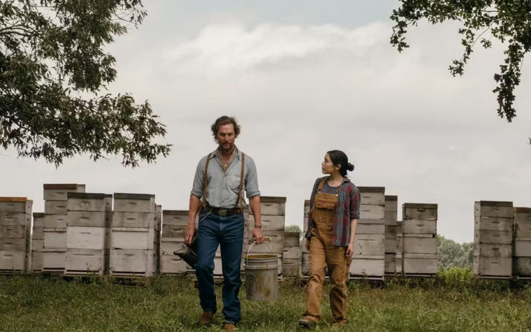 Matthew McConaughey junto a Angelina LookingGlass. Matthew McConaughey junto a Angelina LookingGlass.