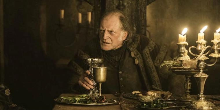 David Bradley le da vida a Walder Frey en Game of Thrones. David Bradley le da vida a Walder Frey en Game of Thrones.
