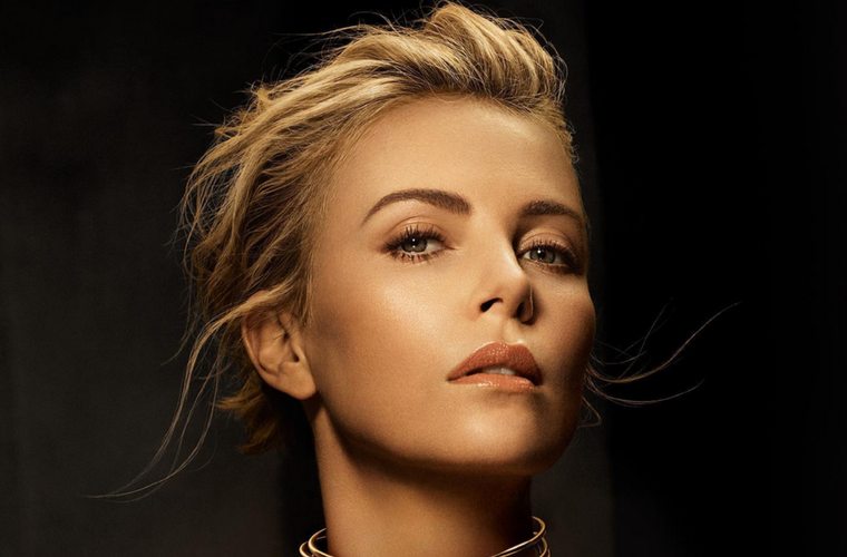 La talentosa Charlize Theron tiene una importante fortuna debido a tu larga lista de éxitos taquilleros.