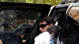 Tom Cruise junto a su hija Suri. Ahora se encuentran distanciados