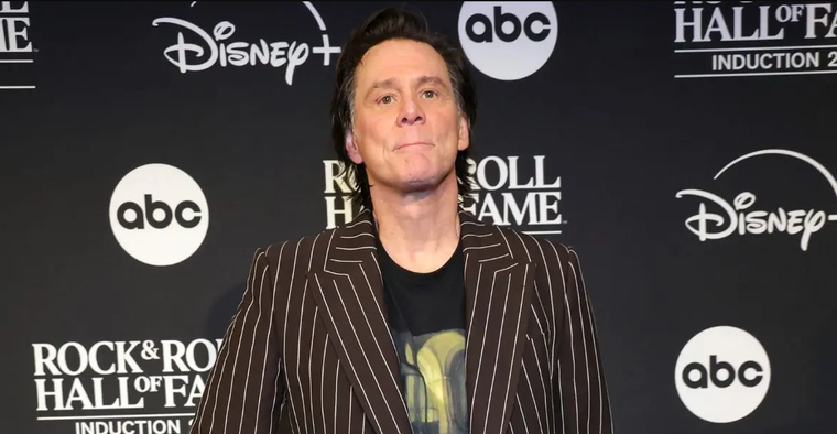 Algunos sostienen que Jim Carrey se operó la cara. Algunos sostienen que Jim Carrey se operó la cara.