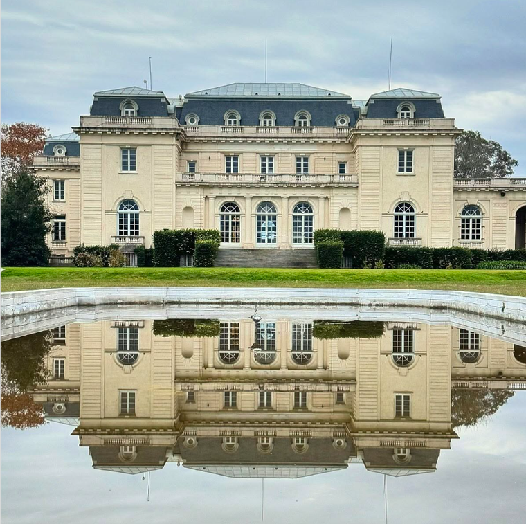 Para recrear la la Quinta de Olivos, residencia del Presidente argentino y su familia, en Menem, Amazon Prime Video alquiló la imponente Estancia Abril donde, en el casco principal, se desarrolló el rodaje. Para recrear la la Quinta de Olivos, residencia del Presidente argentino y su familia, en Menem, Amazon Prime Video alquiló la imponente Estancia Abril donde, en el casco principal, se desarrolló el rodaje.