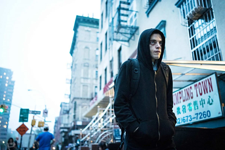 La serie fue creada por Sam Esmail, quien dirigió personalmente casi todos los episodios de las últimas temporadas. La serie fue creada por Sam Esmail, quien dirigió personalmente casi todos los episodios de las últimas temporadas.
