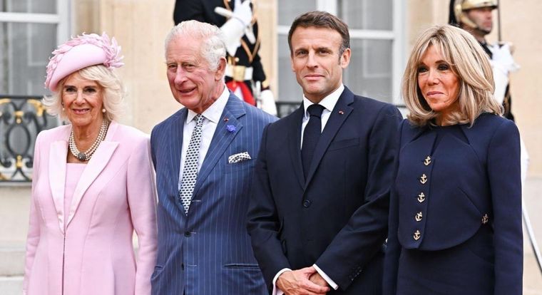 Critican al rey Carlos III por sus demandas en su visita a Francia.