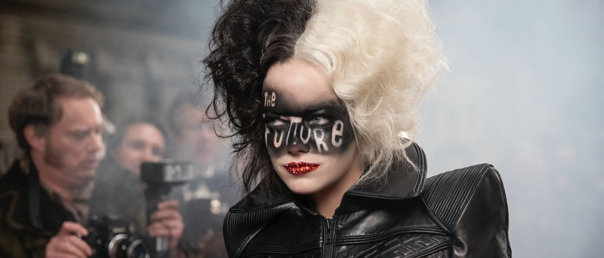 Emma Stone interpreta a una joven Cruella de Vil en la película de Disney de 2021