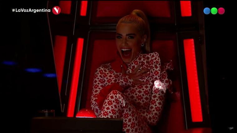 Lali no pudo creer la dedicatoria que tuvo en plena batalla