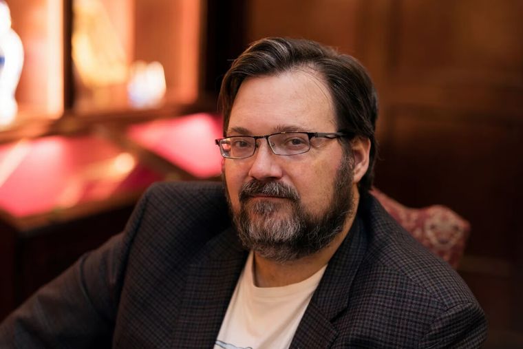 El trato con Apple TV indica que Brandon Sanderson tendrá el mayor control posible de la adaptación de sus libros. El trato con Apple TV indica que Brandon Sanderson tendrá el mayor control posible de la adaptación de sus libros.