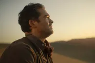 Alfonso Herrera como Esteban Trueba en la nueva serie de Prime Video.