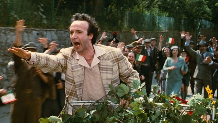 Robert Benigni fue uno de los grandes ganadores de los 71° Premios Oscar Robert Benigni fue uno de los grandes ganadores de los 71° Premios Oscar