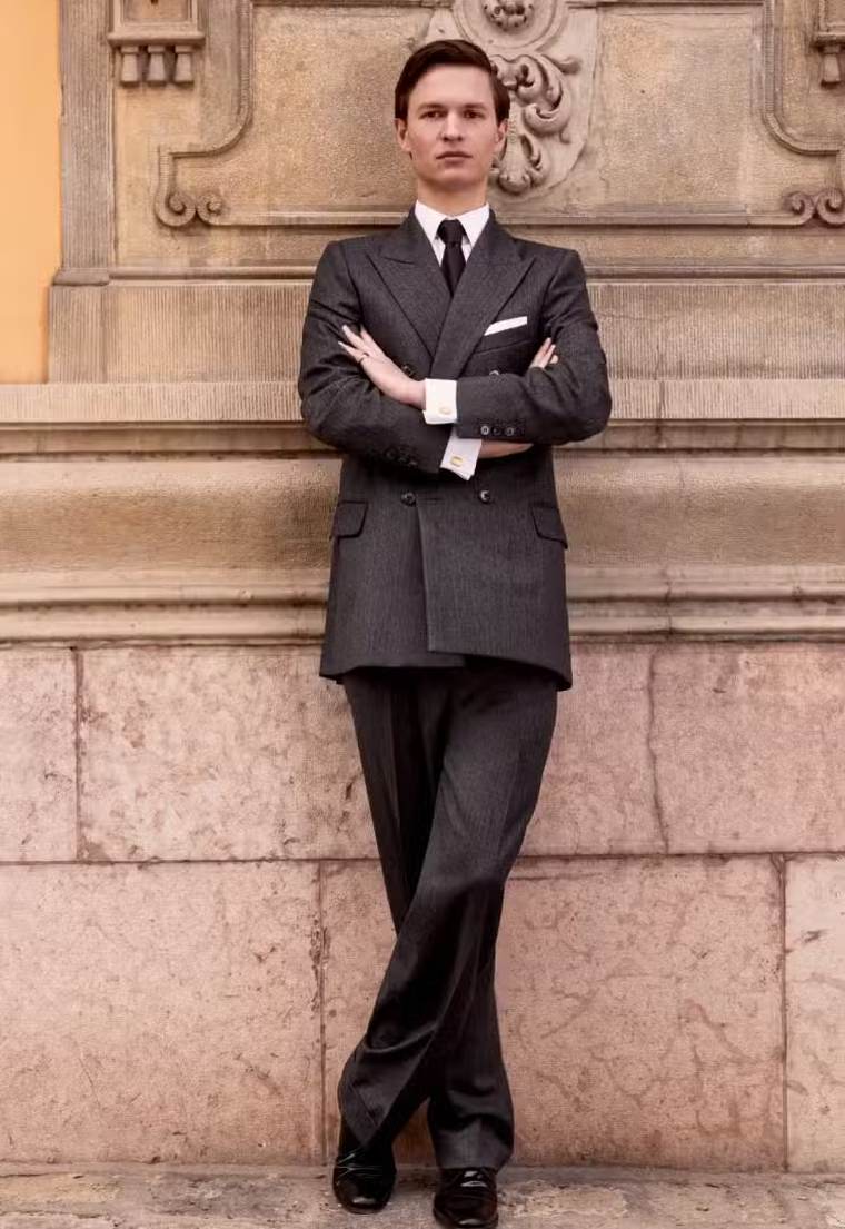 Ansel Elgort como Hubert de Givenchy. Ansel Elgort como Hubert de Givenchy. 