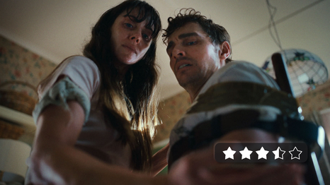 Crítica de Together: juntos hasta la muerte: terapia de pareja en una incómoda sesión de body horror