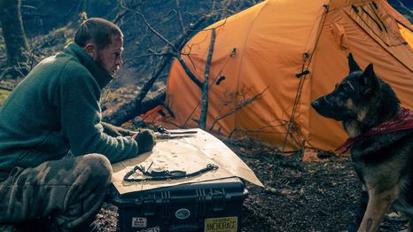 Brad Pitt y su perro enfrentan la naturaleza para sobrevivir en el trailer de Heart of the Beast Brad Pitt y su perro enfrentan la naturaleza para sobrevivir en el trailer de Heart of the Beast