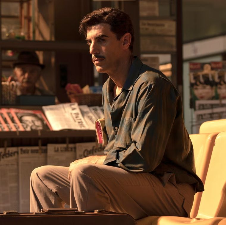 Sacha Baron Cohen sorprende en la piel del espía israelí, dando con una de la interpretaciones más dramáticas de su carrera. Sacha Baron Cohen sorprende en la piel del espía israelí, dando con una de la interpretaciones más dramáticas de su carrera.