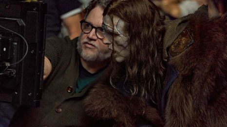 Guillermo del Toro en el set de su más reciente película, Frankenstein.&nbsp;