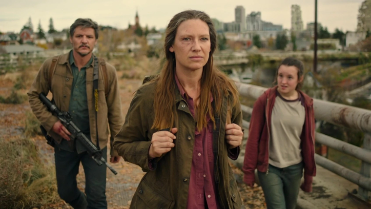 Joel, Tess y Ellie se lanzan a los desconocido