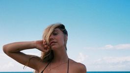 de adelante y de atras: alexis ren cautivo a todos con un diminuto bikini negro de adelante y de atras: alexis ren cautivo a todos con un diminuto bikini negro