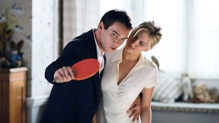 Jonathan Rhys Meyers y Scarlett Johansson cruzan los límites del deseo y la pasión en este sensual thriller. Jonathan Rhys Meyers y Scarlett Johansson cruzan los límites del deseo y la pasión en este sensual thriller.