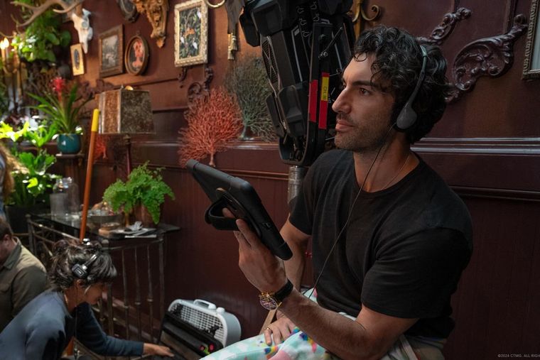 Si bien el rodaje comenzó lleno de camaradería, se fue convirtiendo, en un ambiente hostil para Blake Lively que veía como su director y co-protagonista, Justin Baldoni, cambiaba sobre la marcha escenas sin previo aviso. Si bien el rodaje comenzó lleno de camaradería, se fue convirtiendo, en un ambiente hostil para Blake Lively que veía como su director y co-protagonista, Justin Baldoni, cambiaba sobre la marcha escenas sin previo aviso.