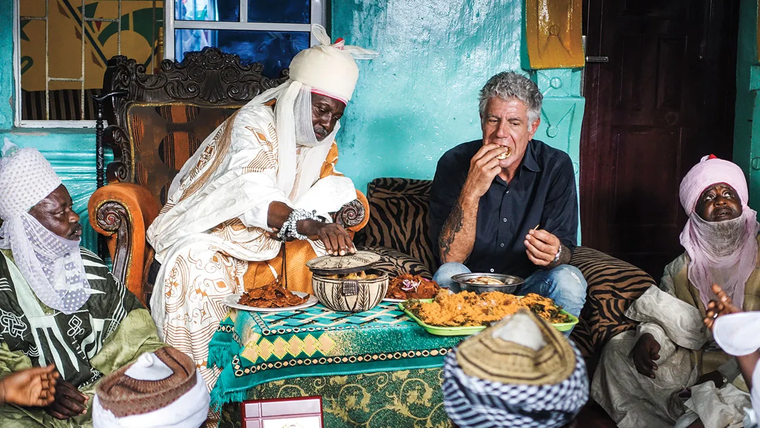 El viaje recorrió más de 100 destinos y el último episodio se emitió tras la muerte de Bourdain en 2018. El viaje recorrió más de 100 destinos y el último episodio se emitió tras la muerte de Bourdain en 2018.