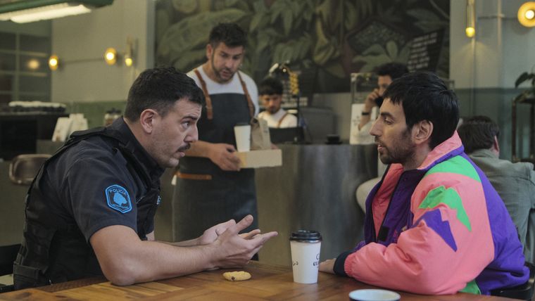 En la segunda temporada, Felipe tiene una misión especial que debe ocultar. En la segunda temporada, Felipe tiene una misión especial que debe ocultar.