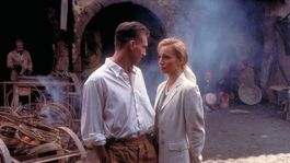 Ralph Fiennes y Kristin Scott Thomas protagonizan El paciente inglés (1996).