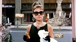 Dirigida por Blake Edwards y protagonizada por Audrey Hepburn y George Peppard, Breakfast at Tiffanys es una obras maestras del género