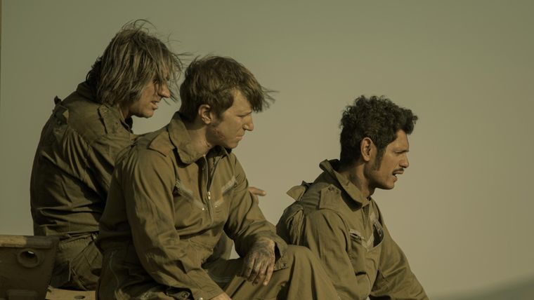 La serie sigue a distintos personajes cuyas vidas se cruzan en el frente de batalla y fuera de él. La serie sigue a distintos personajes cuyas vidas se cruzan en el frente de batalla y fuera de él.