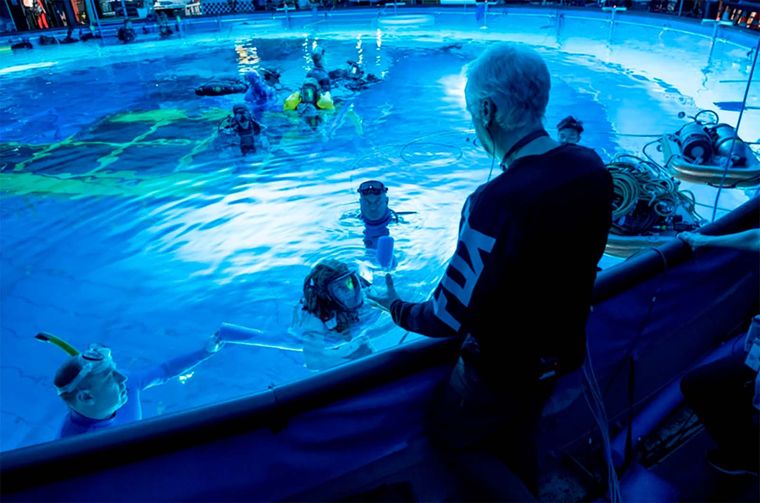 James Cameron instruyendo al elenco durante el rodaje. James Cameron instruyendo al elenco durante el rodaje.
