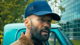 Que Ver | Jason Statham es un apicultor que sabe tanto de miel como de patear traseros