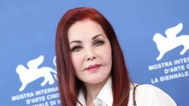 Priscilla Presley estuvo presente en el Festival de Cine de Venecia junto al elenco de Priscilla, dirigida por Sofia Coppola.