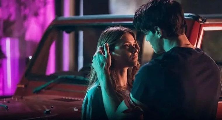 La intensa trilogía está basada en los libros de Mercedes Ron, quien también escribió Dímelo bajito y Marfil, historias que también llegaron (o llegarán) a Prime Video. La intensa trilogía está basada en los libros de Mercedes Ron, quien también escribió Dímelo bajito y Marfil, historias que también llegaron (o llegarán) a Prime Video.