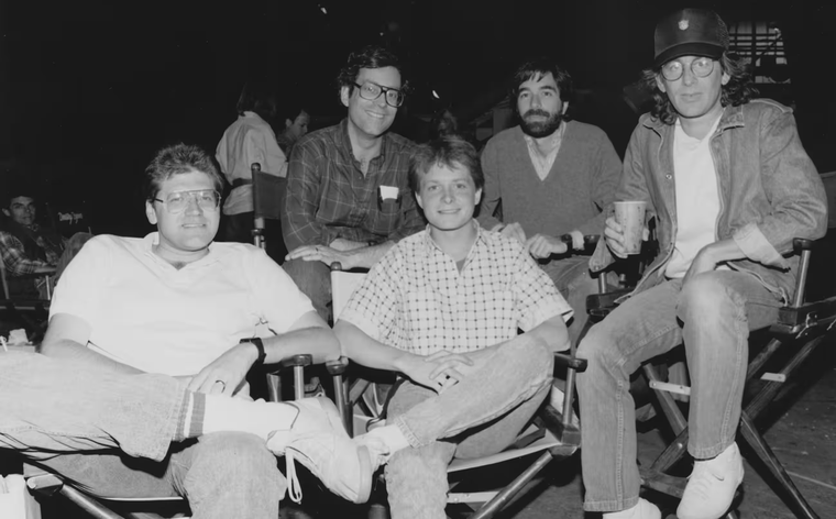 Robert Zemeckis, Bob Gale, Michael J Fox, Neil Canton y Steven Spielberg en el set de Volver al futuro. Robert Zemeckis, Bob Gale, Michael J Fox, Neil Canton y Steven Spielberg en el set de Volver al futuro.