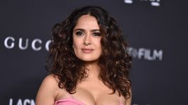 Los escotes de Salma Hayek ya son una institución