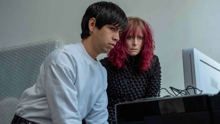 Julio Torres y Tilda Swinton en Problemista. Julio Torres y Tilda Swinton en Problemista.