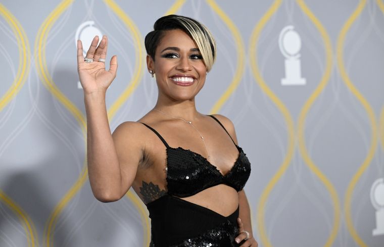 Ariana DeBose vuelve a probarse en la conducción luego de su fallida actuación en los BAFTA